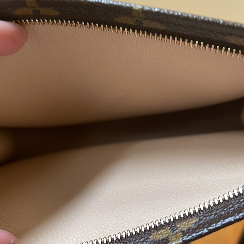 Louis Vuitton cosmetics/Toiletries bag with No strap 100% Authentic - Picture 5 of 14